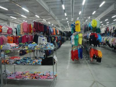 большой выбор одежды в магазине на территории бывшего Волгоградского оптово-строительного комплекса