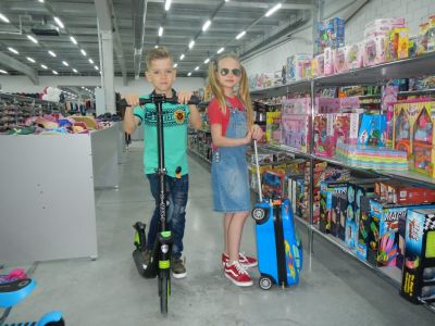 Детская одежда и игрушки в магазине в Волгино